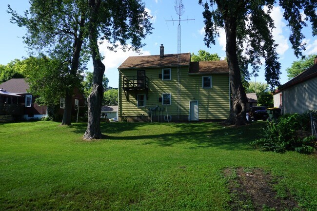 Building Photo - Vine st Duplex