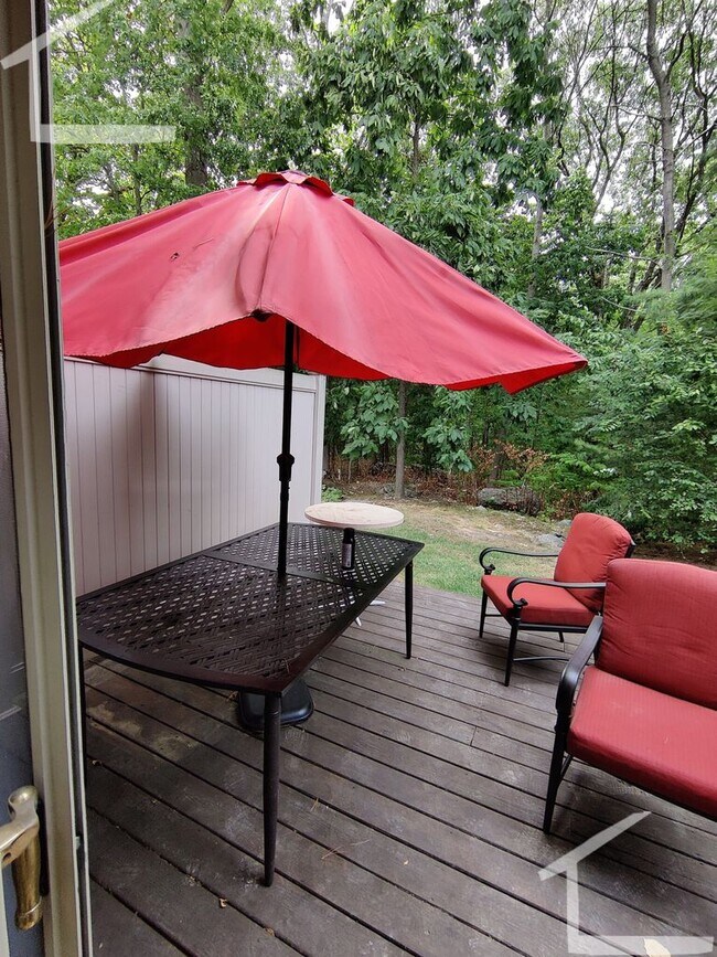 Building Photo - Great Condo-Style 2.5 bedroom Available Feb 1, 2026