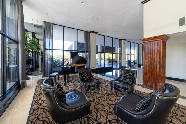 Building Photo - 400 E Colonial Dr