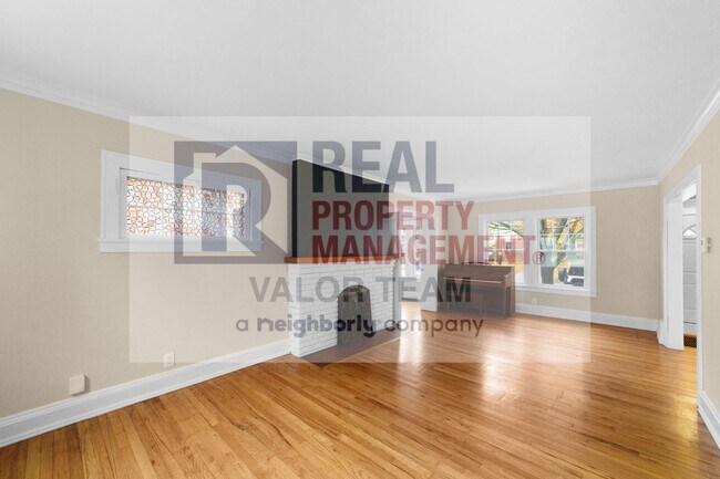 Building Photo - Beautifully maintained 3bd/1.5 bath Coloni...