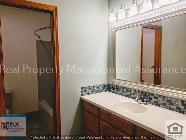 Building Photo - 2067 Sunray Cir