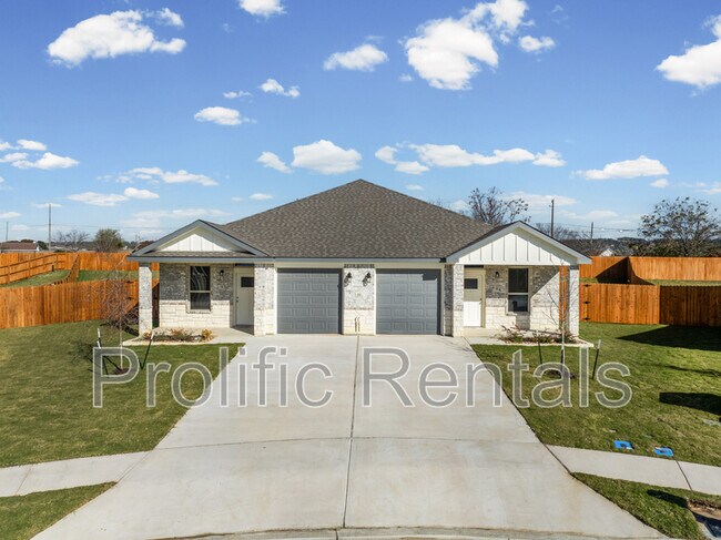 Building Photo - 111 Logan Ct