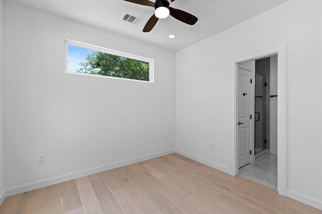 Building Photo - 5305 Ledesma Rd
