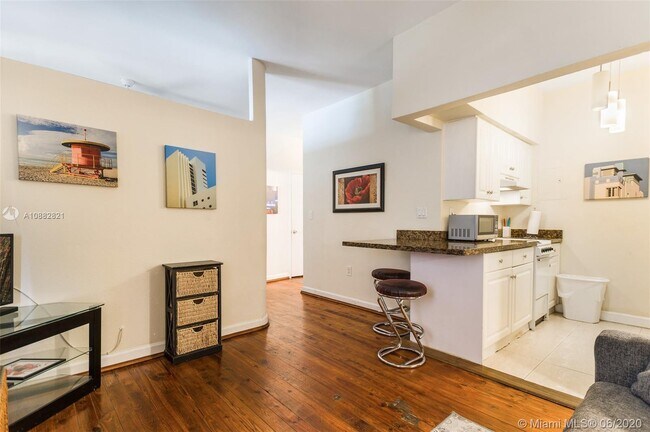 Building Photo - 1100 Collins Ave