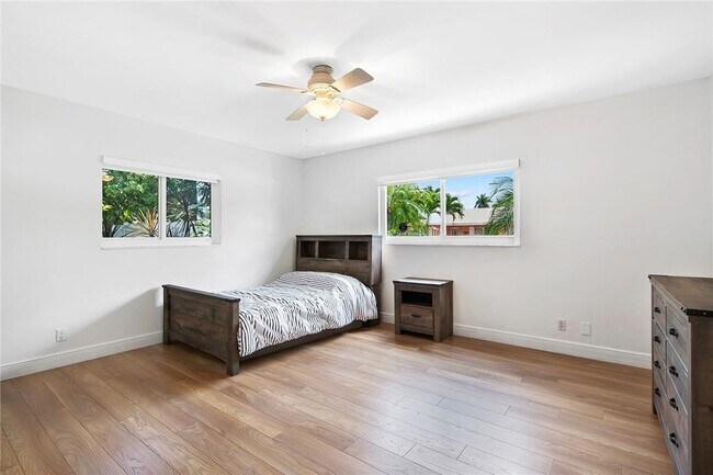 Building Photo - 2801 NE 59th St