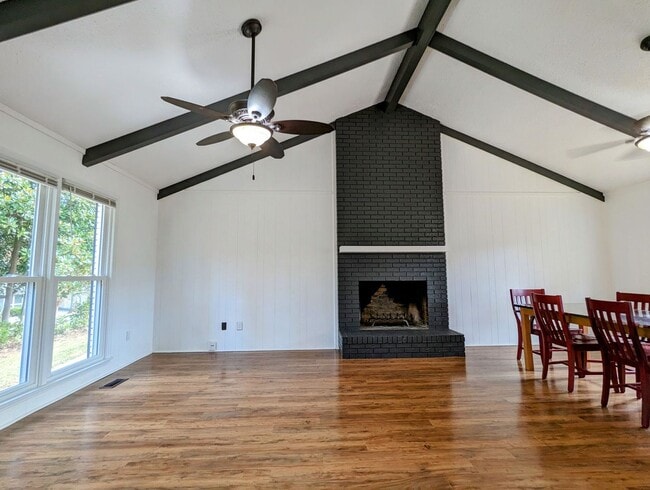 Primary Photo - DUPLEX-Upstairs Unit | 3 Bedroom 2 Bathroo...