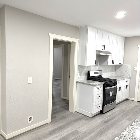 Building Photo - 4510 Kingsbury St