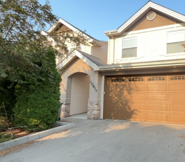 Building Photo - 3/2.5 in Boise-2 Car Garage, Fireplace, Vaulted Ceilings, Landscaping Included.