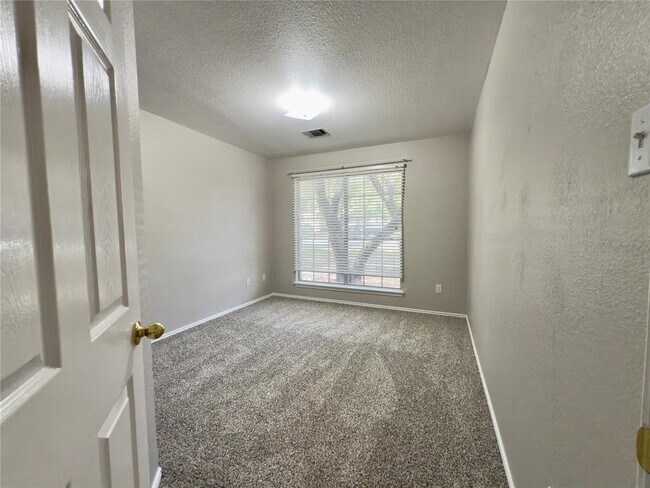 Building Photo - 1030 Moser River Dr
