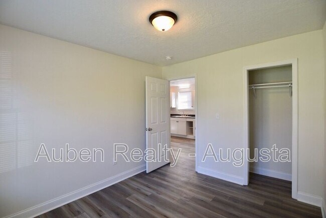 Building Photo - 1924 Roberson Rd