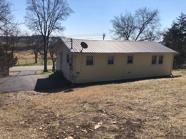 Building Photo - 3 Bedroom cottage overlooking green space ...