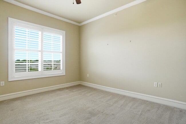 Building Photo - 301 Watermere Dr