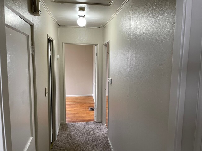 Building Photo - 2 Bedroom/1 Bathroom Home For Lease