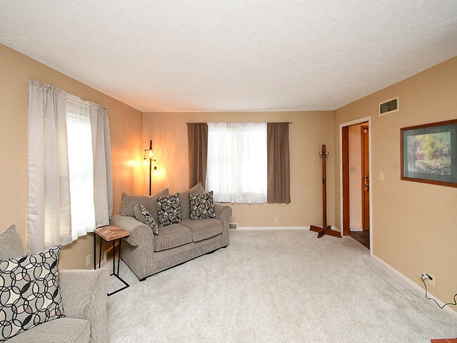 Building Photo - 705 E 9th St