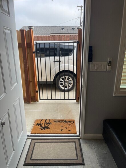 Building Photo - 2529 Crommelin Ave