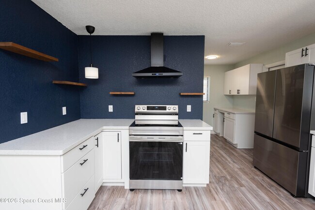 Building Photo - 347 S Lakeside Dr