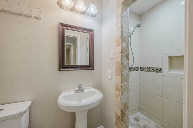 Building Photo - 4 Bedroom, 3 Bath Home Gorgeously Remodeled