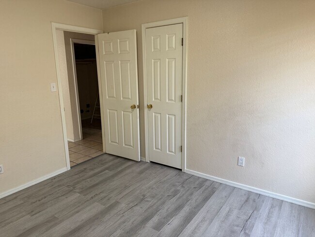 Building Photo - Nice, spacious 3 br, 2 Bath with major kit...