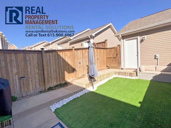 Building Photo - Wonderful townhome 15 min. to downtown Nashville- pool, tennis courts & fitness center!