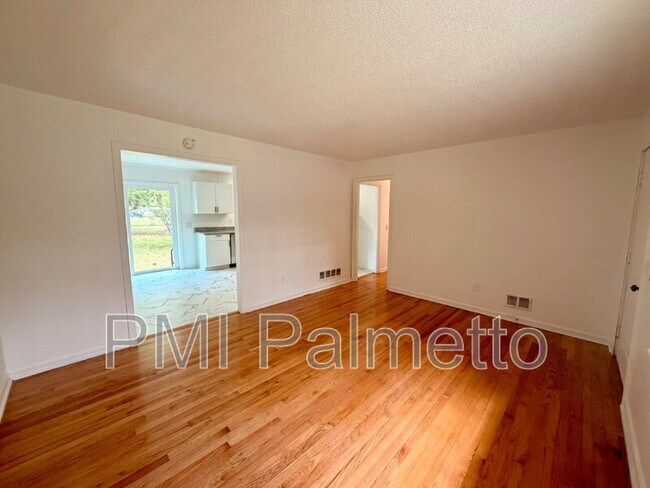 Building Photo - 1805 Carousel Cir