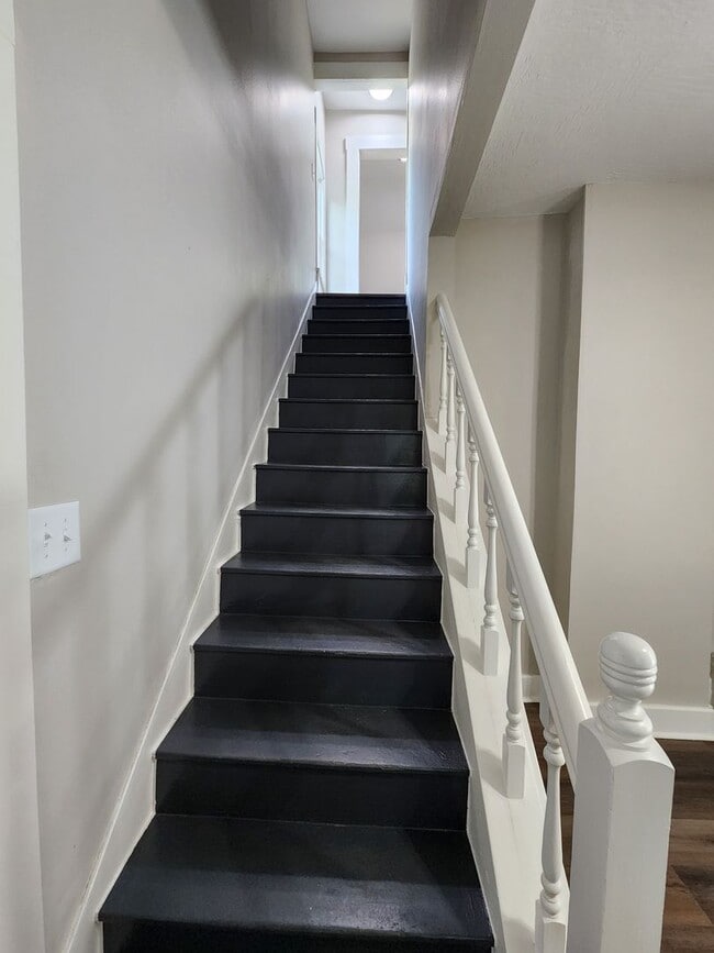Building Photo - Spacious 5-Bedroom, 2-Bathroom Home AVAILA...