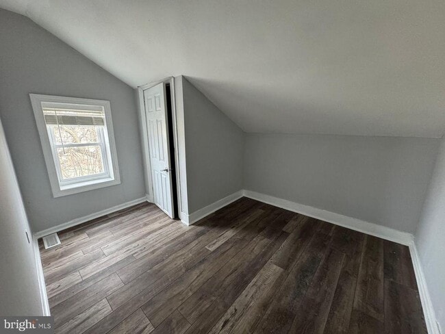 Building Photo - 610 E 9th St