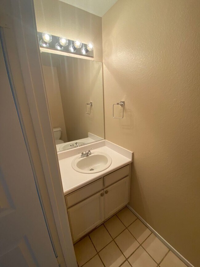 Building Photo - Wonderful 4 bed/2.5 bath home located in W...