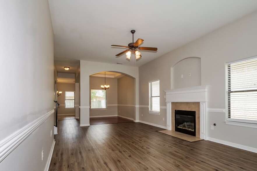 Building Photo - 450 Garden Springs Dr