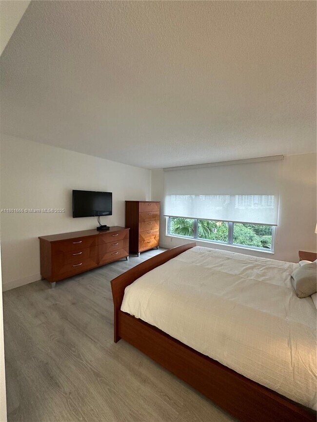 Building Photo - 3600 Mystic Pointe Dr