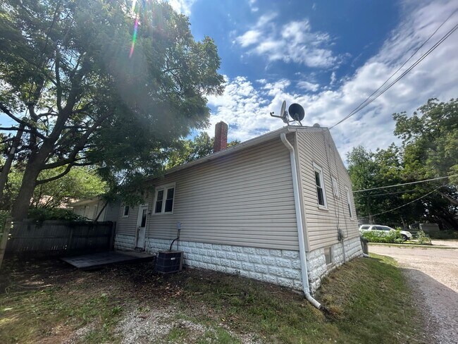 Building Photo - 3 bed / 1 bath home near 27th and Randolph.