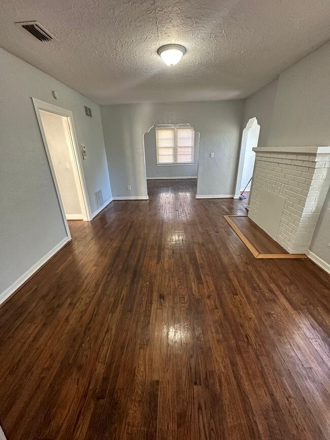 Building Photo - Fully Renovated 3/2 Available for Immediat...