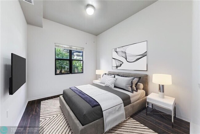 Building Photo - 450 NE 5th St