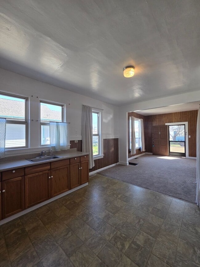 Building Photo - West Side Petaluma Near Down Town  - 2 Bedroom 1 Bathroom