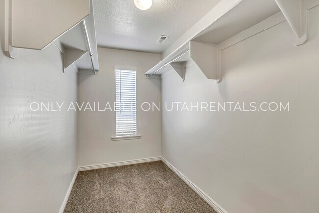 Building Photo - 2586 E 600 N