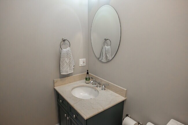 Building Photo - 3-Bed Urban Retreat with Fireplace & Granite Touches in Lincoln Park