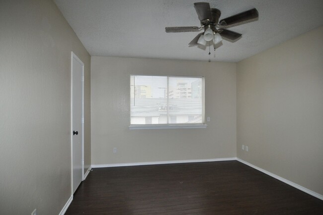 Building Photo - 512 Rita Ln