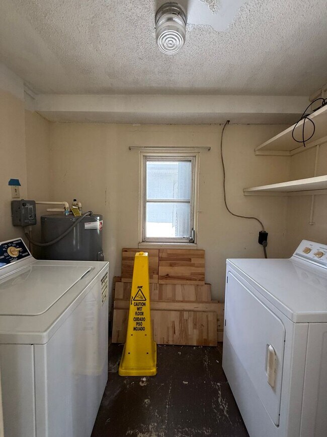 Building Photo - 2/2 with Fenced Yard, Garage and Laundry, ...