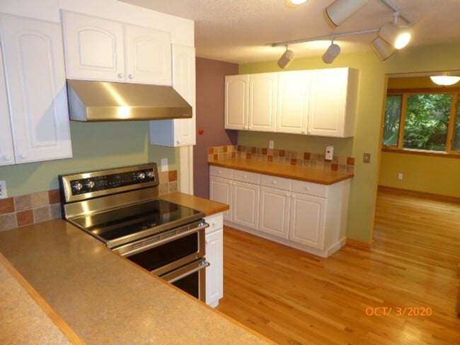 Building Photo - Beautiful 2 Story 3 Bed 2.5 Bath