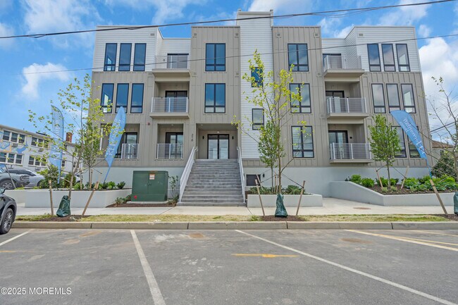 Building Photo - 218 3rd Ave