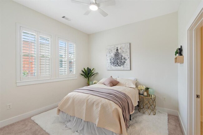 Building Photo - 2520 Bluebonnet Ln