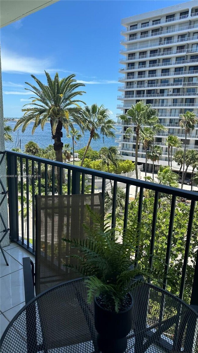 Building Photo - 1450 Brickell Bay Dr