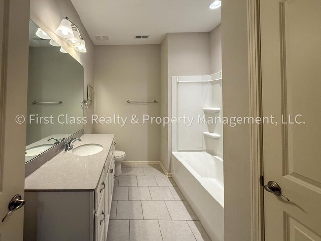 Building Photo - 565 Park View Drive