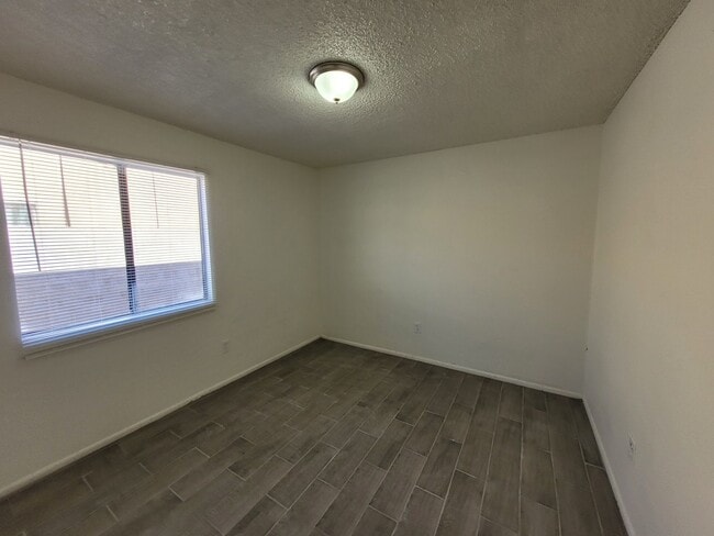 Building Photo - 2630 S Virginia Dr