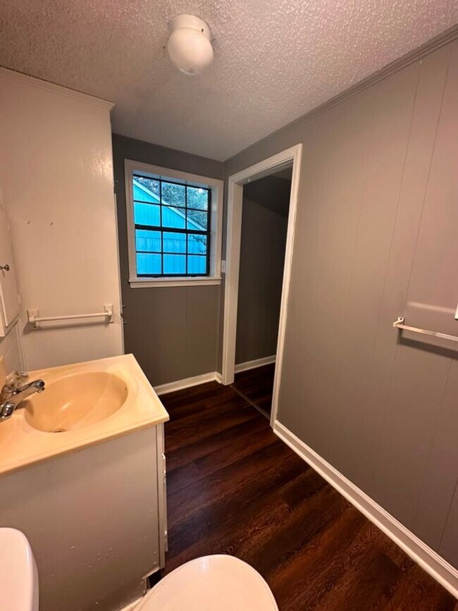 Building Photo - 821 Desota Pl