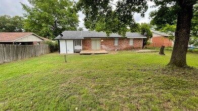 Building Photo - inviting & comfortable3 Bed 1 Bath House
