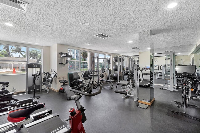 Building Photo - 3000 Holiday Dr