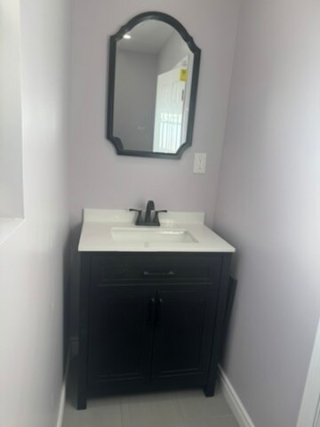 1/2 bath - 1 - 445 W Ellis Ave