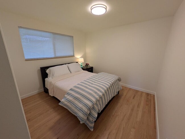 Building Photo - 425 Manhattan Dr