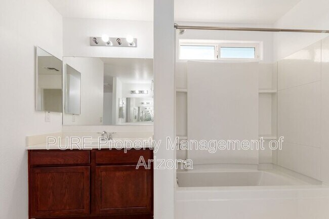 Building Photo - 4044 E Oakland St