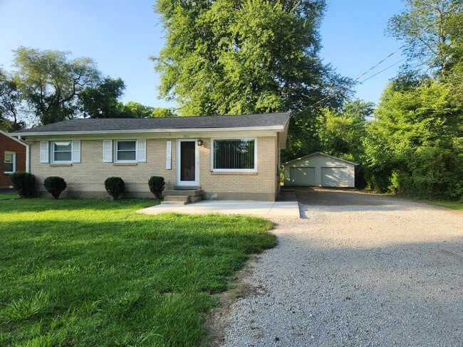 Building Photo - Beautiful and spacious 3 bedroom 1 bath ho...